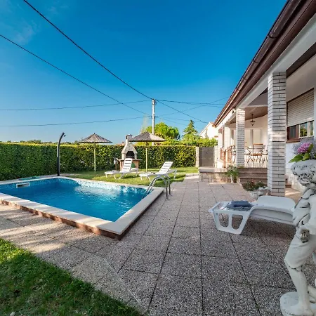 Apartment Vacation With Pool Loborika